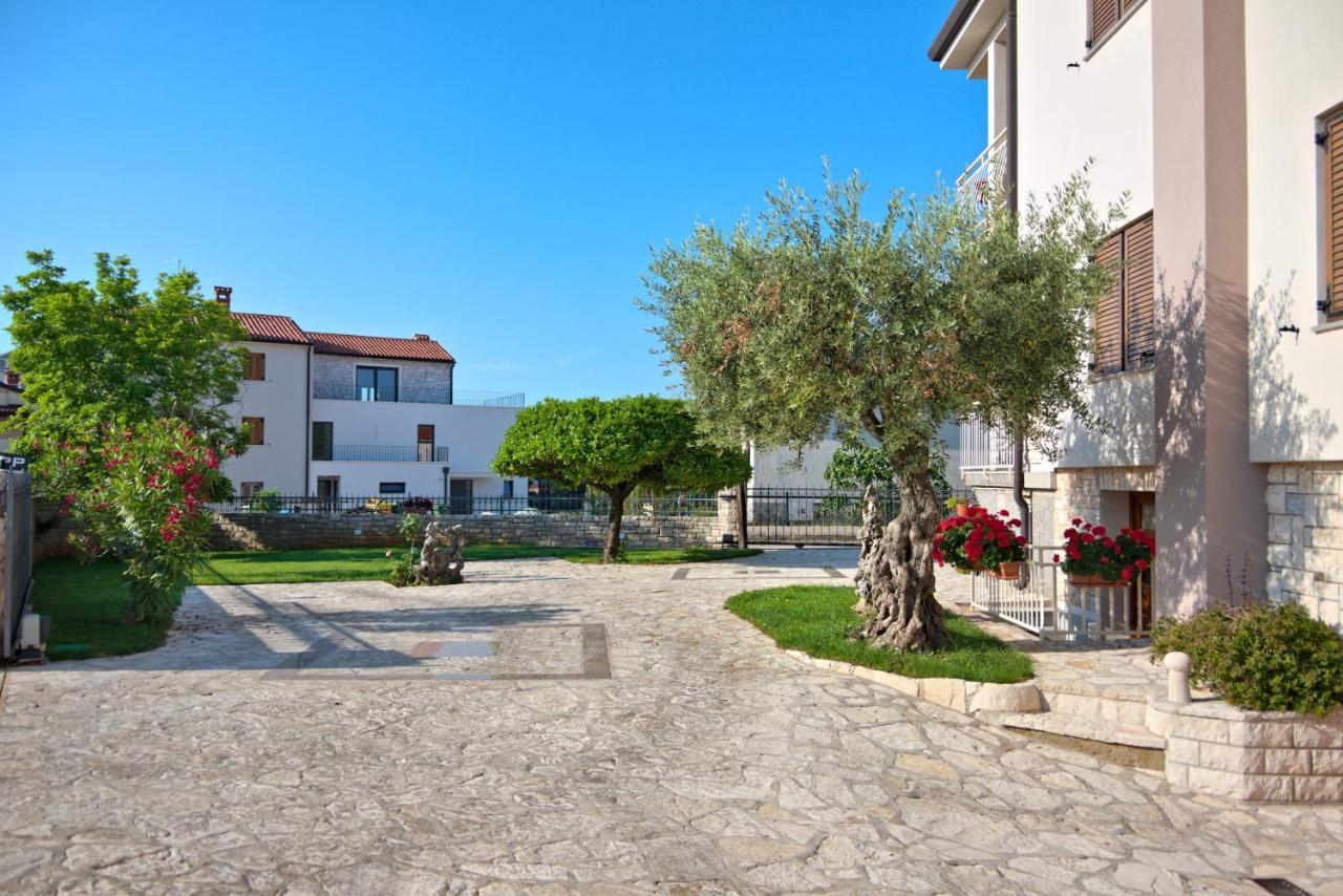 Apartments Vili Umag Bagian luar foto